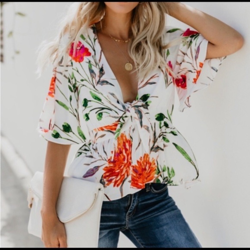🔥VICI Top-Floral tie front w/ two button closure flutter sleeves Size Medium